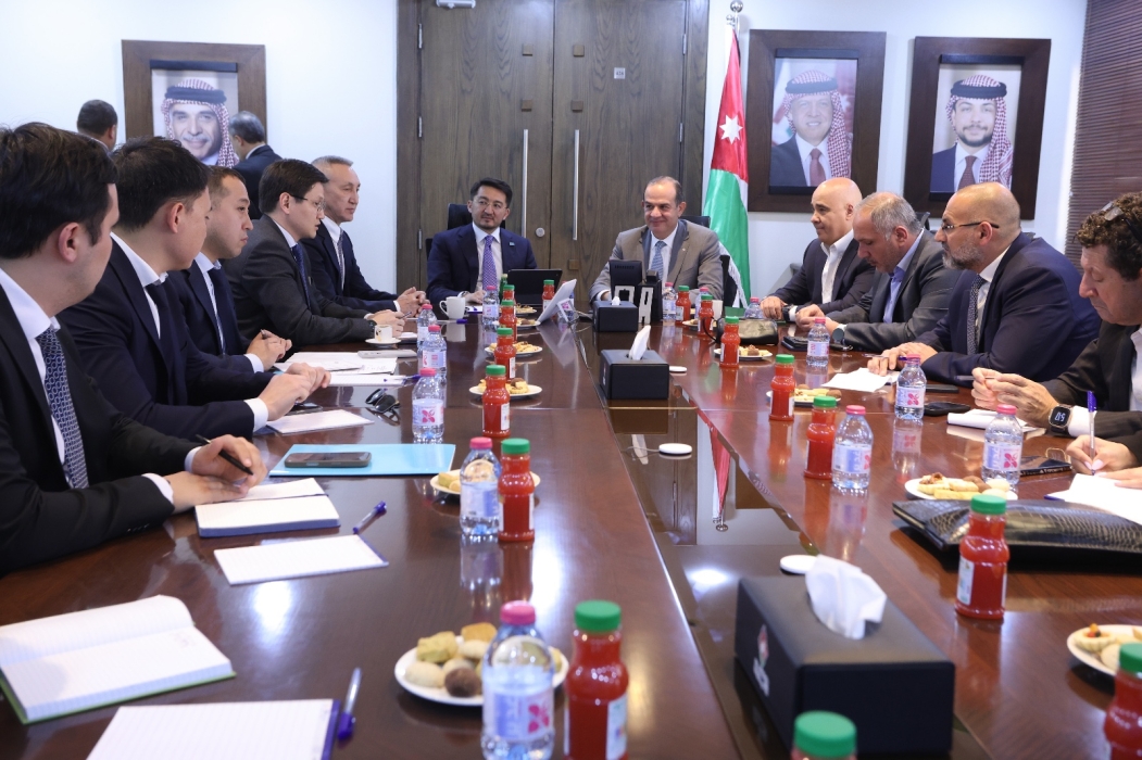 الأردن وكازاخستان يبحثان تعزيز التعاون في الابتكار الرقمي وصناعة الطيران