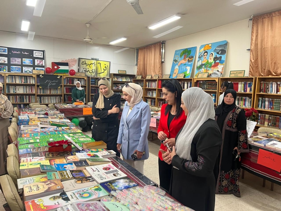 ابورمان تفتتح معرض الكتاب في مدرسة حفصة بنت عمر الثانوية للبنات.
