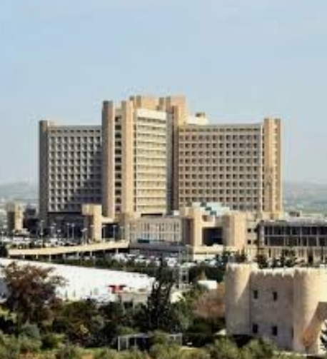 وفد كندي يزور مستشفى الملك المؤسس عبدالله الجامعي