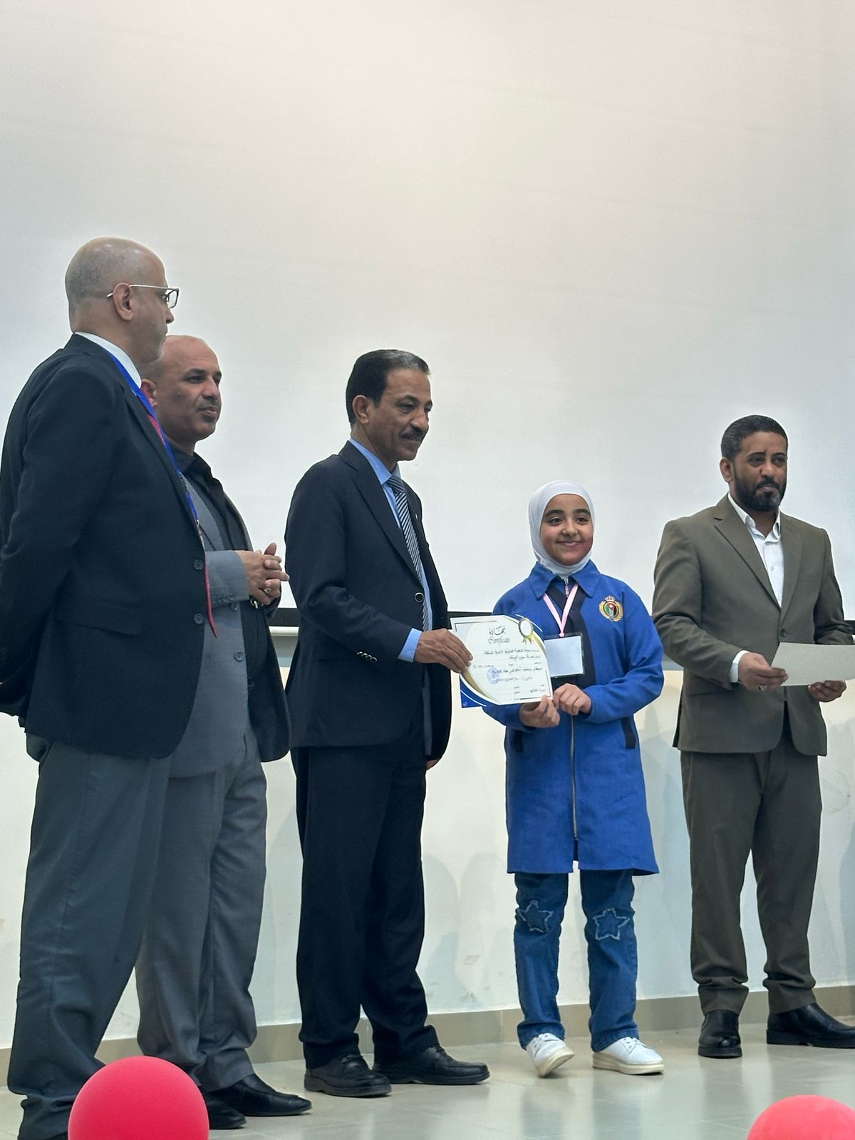مدير تربية الموقر يكرم الفائزين بمسابقة معرض وسائل اللغة الانجليزية