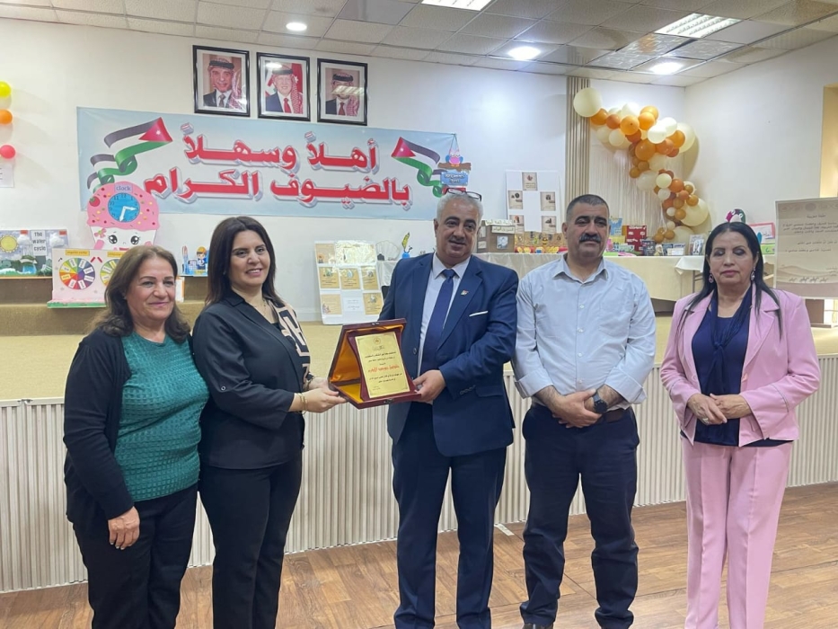 جويعد يفتتح معرض الوسائل التعليمية في المدرسة المعمدانية