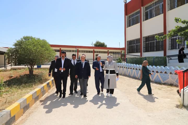 وزير التربية يتفقد عدداً من مدارس الزرقاء