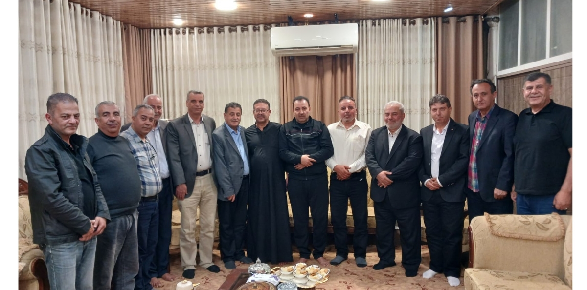 وفد من ملتقى شباب حبراص الثقافي يزور السيد خالد إسكندر عبيدات للاطمئنان على صحته وتقديم التهاني بسلامته