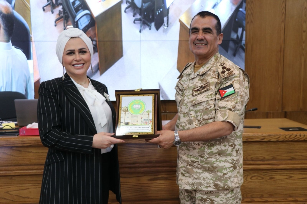 الدكتورة  المومني تقدم محاضرة حول لغة الجسد والكاريزما في كلية الدفاع الوطني