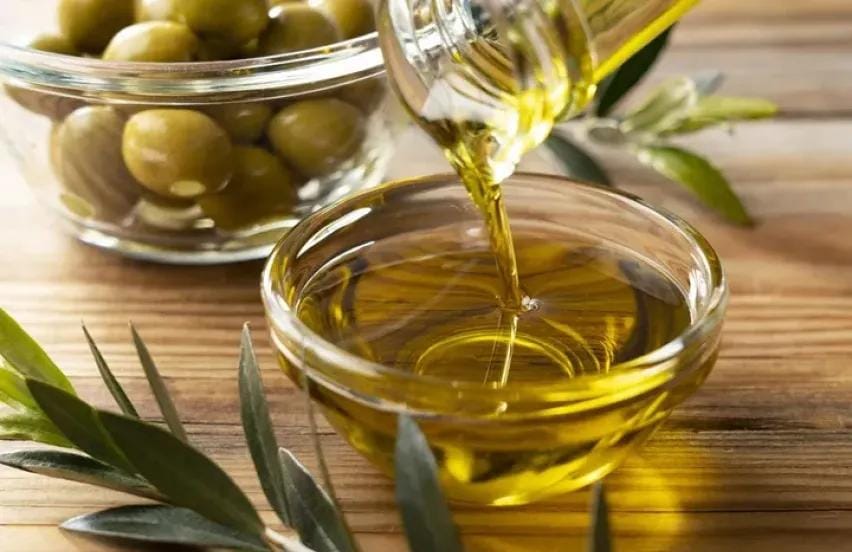 زيت الزيتون بدولة عربية يعتلي عرش الجودة في أوروبا ويتفوق على إسبانيا واليونان