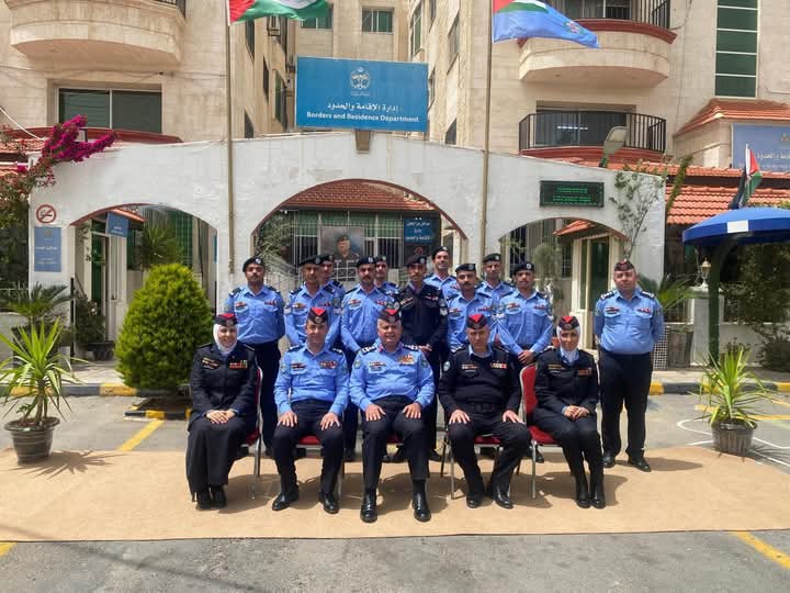 تخريج دورة إعداد العاملين في إدارة الإقامة والحدود بحضور العميد الدكتور سائد القطاونة