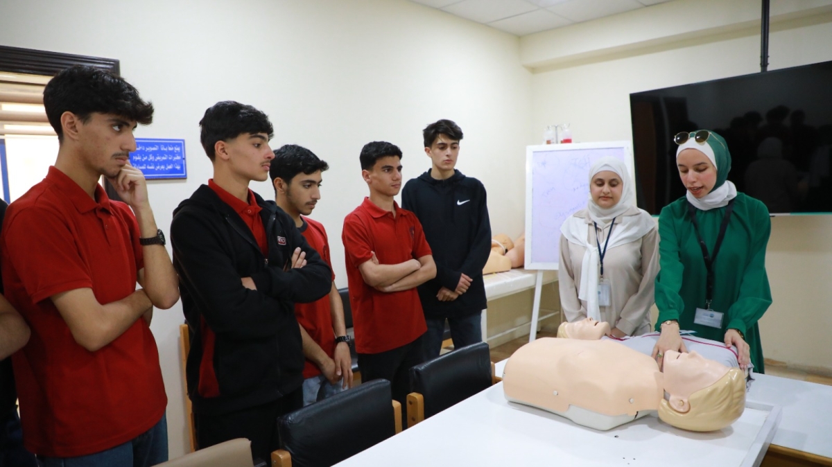 جامعة الزرقاء تستقبل وفدًا طلابيًا من مدرسة الروم الكاثوليك