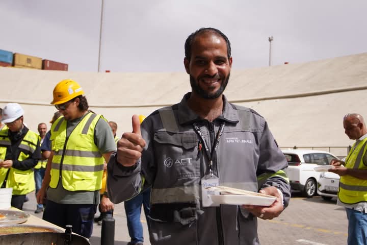 الرئيس التنفيذي والإدارة العليا في ميناء حاويات العقبة يشاركون العمال احتفالهم بيومهم العالمي