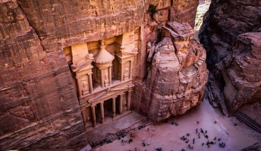 سياحة البترا تبدأ بالتعافي بأكثر من 74 ألف سائح في نيسان