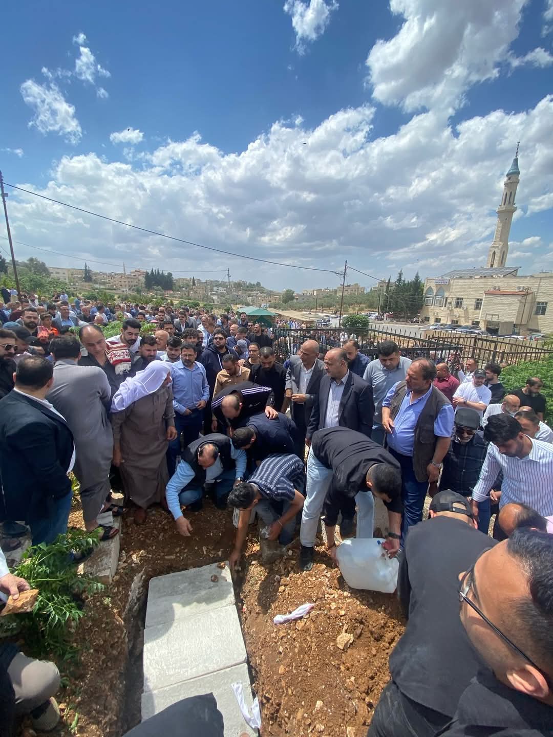 الآلاف يشيّعون جثمان الإعلامي فيصل الردايدة في محافظة إربد...صور