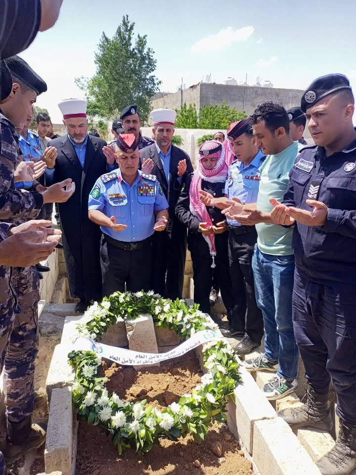 العميد علاء المومني يشارك بتشييع جثمان النقيب معتز النجار صور