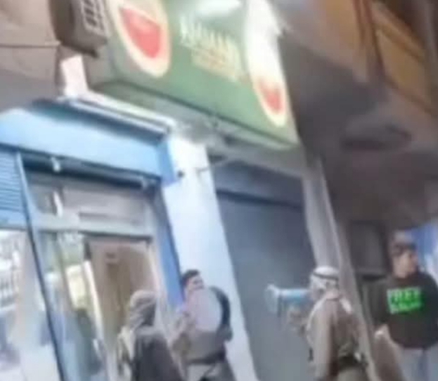 محافظ الزرقاء يغلق محل مشروبات روحية بعد تداول فيديو احتفال شعبي أمامه