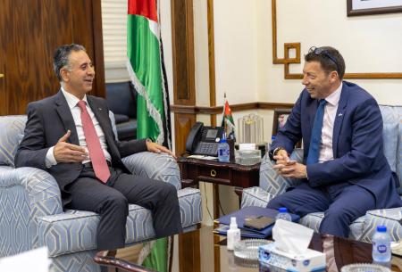 القضاة والمبعوث التجاري البريطاني يبحثان تعزيز التعاون الاقتصادي