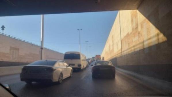 سقوط حمولة قلاب يتسبب في تباطوء حركة السير في نفق الشعب بإتجاه الدوار الثامن