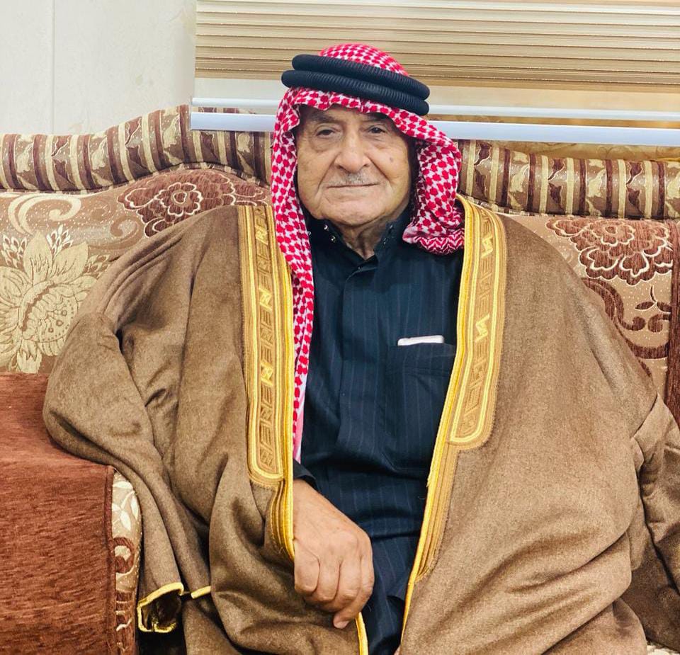 شاب عشريني يفيض وفاءً لجده وهو في الـ82 عام من عمره... رسالة من القلب تهز المشاعر