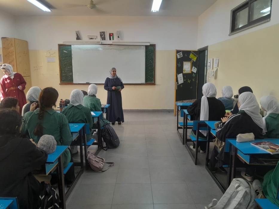مديرة الشؤون التعليمية تتابع جاهزية قاعات اختبارات الثانوية العامة