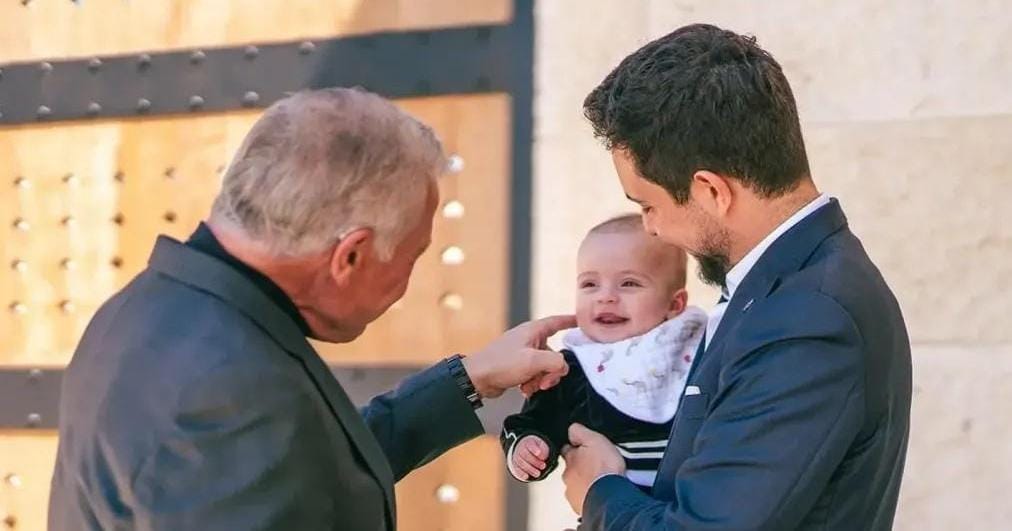 لحظة عائلية ملكية تخطف القلوب.. الملك عبد الله الثاني يداعب حفيدته في مشهد مؤثر
