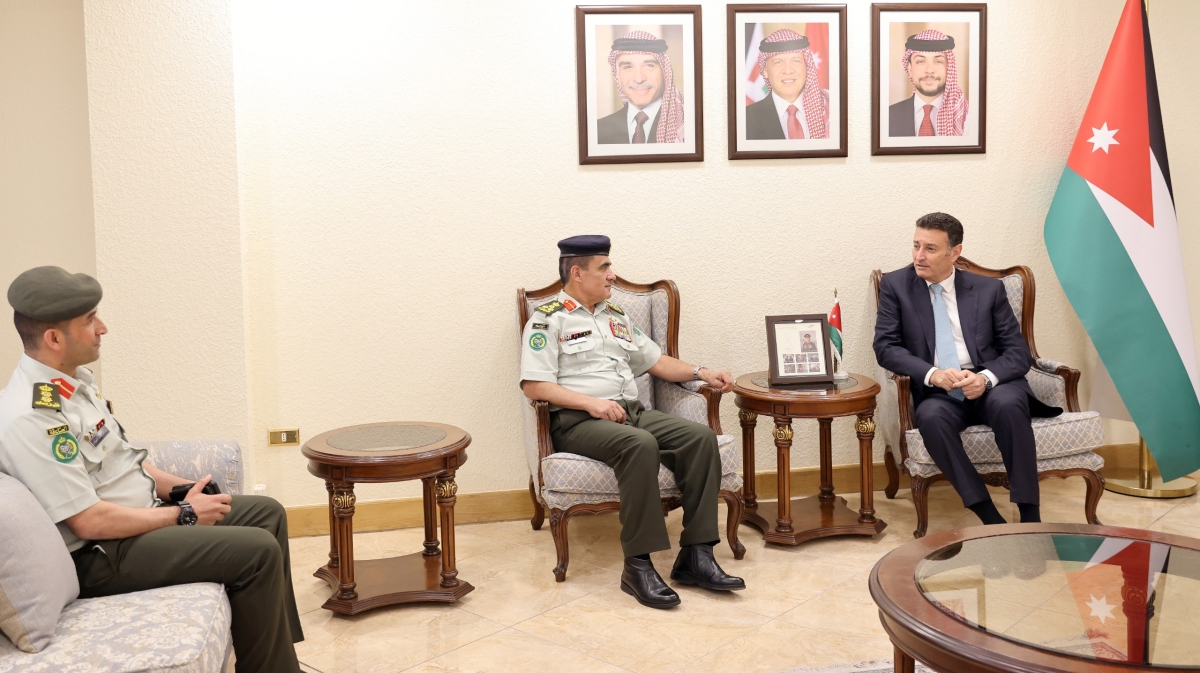 الصفدي يرحب بوفد كلية الدفاع الوطني: العيون تزهو برؤية العسكر على شرفات مجلس النواب..صور وفيديو