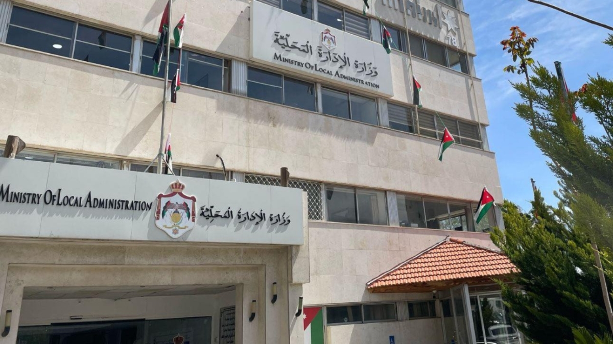 بعد هطول أمطار غزيرة.. أمين عام الإدارة المحلية يتفقد بلدة العراق بالكرك