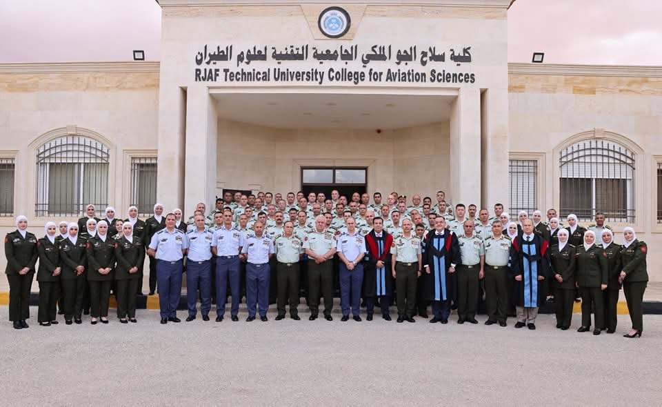 اللواء الحنيطي يرعى تخريج الفوج الرابع من برنامج التجسير في كلية سلاح الجو الملكي الجامعية ويفتتح مدرسة مدربي الطيران...صور