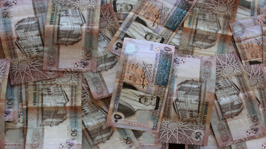 تحويل مستحقات معلمي الإضافي إلى البنوك الثلاثاء