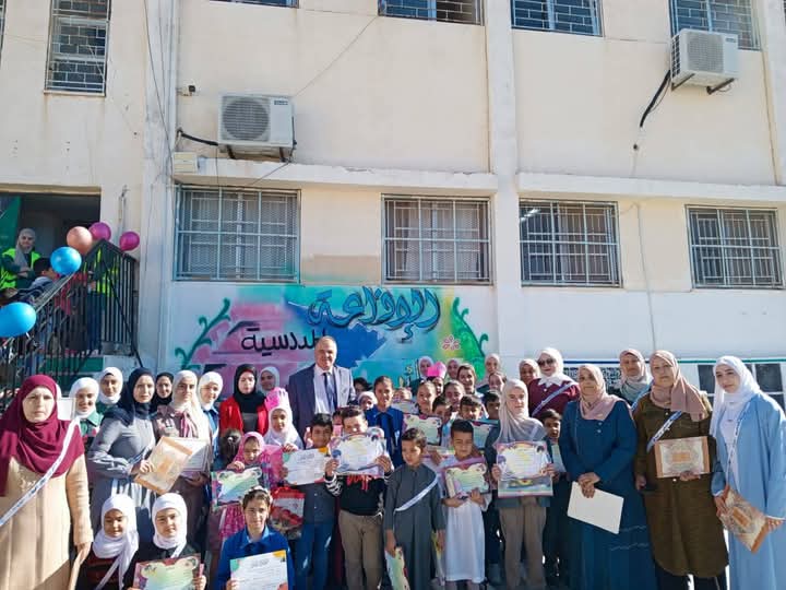 العبيدات يكرّم المتميزين في مسابقة تاج الوقار بمدرسة زمال الثانوية بلواء الكورة.
