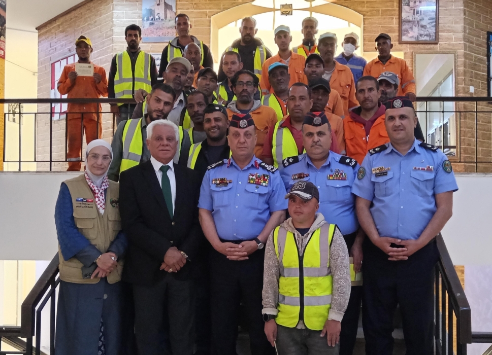 مدير شرطة البلقاء يُكرم عمال الوطن في بلدية السلط الكبرى بمناسبة عيد العمال