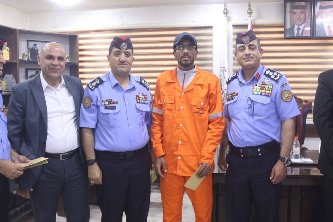 مدير شرطة الزرقاء  يكرم عدد من عمال الوطن