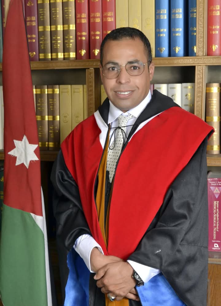 المقدم المتقاعد أبو العماش يهنئ الدكتور بشار أسعد بمناسبة نيله شهادة الدكتوراه