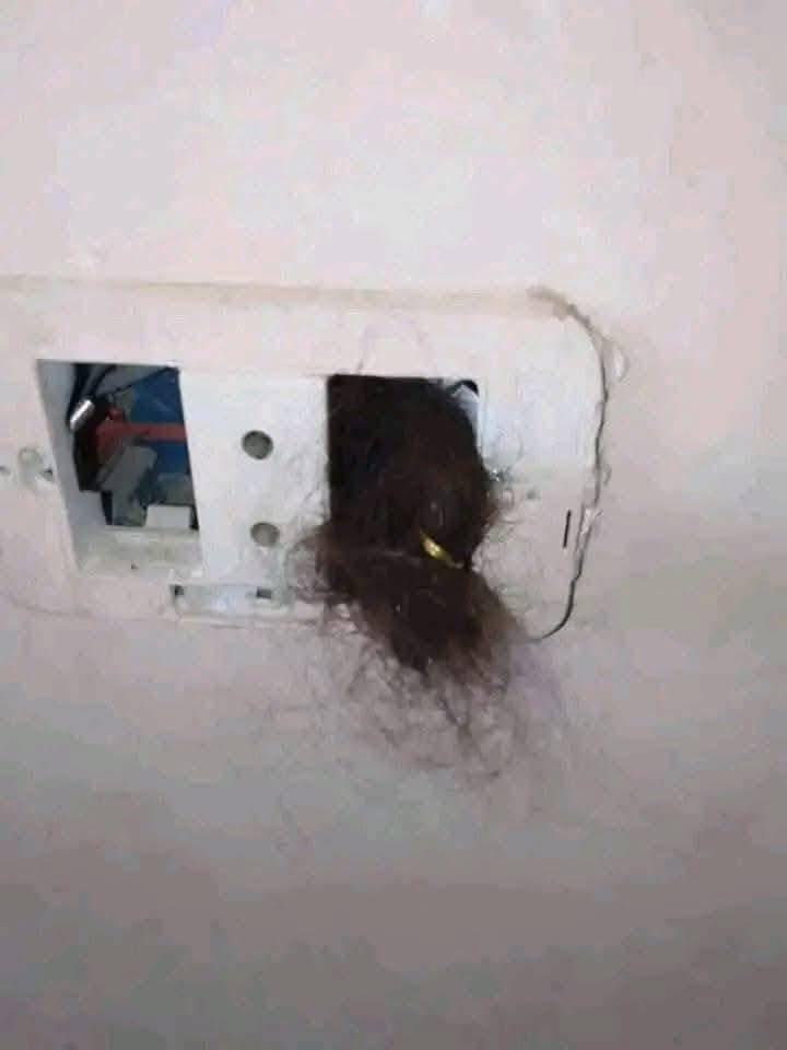 مواطن يعثر على سحر باسم زوجته داخل إبريز كهرباء أثناء صيانة منزله