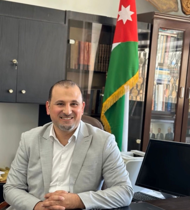 الدكتور إبراهيم حواري يهنئ الدكتور معاذ الناطور بترقيته إلى رتبة أستاذ مشارك في جامعة جرش