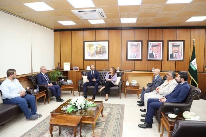 بحث التعاون بين جامعة اليرموك ومعهد الأعمال الإسباني