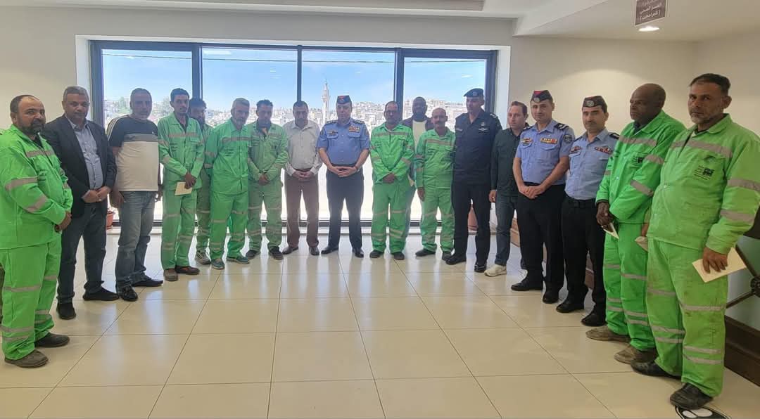 العميد  الجراح يكرم عدداً من عمال الوطن ضمن مبادرة مديرية الأمن العام...صور