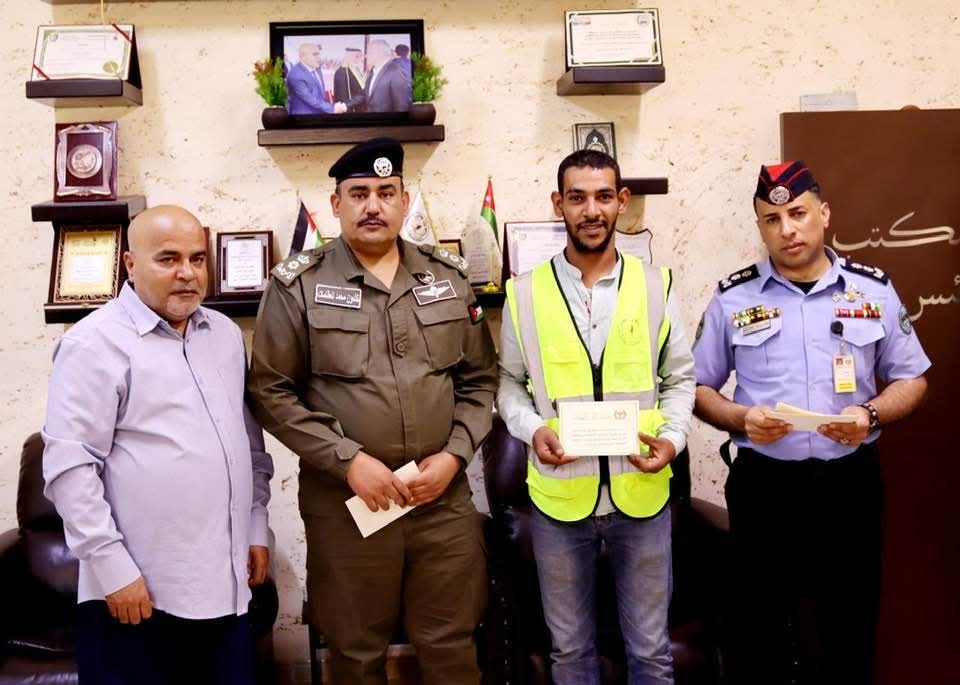 حملة لتكريم عمال الوطن بمناسبة يوم العمال العالمي في بلدية الموقر ...صور