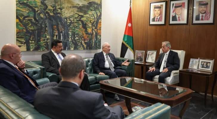 رئيس الوزراء يشيد بتخصيص شركة الكهرباء الأردنية