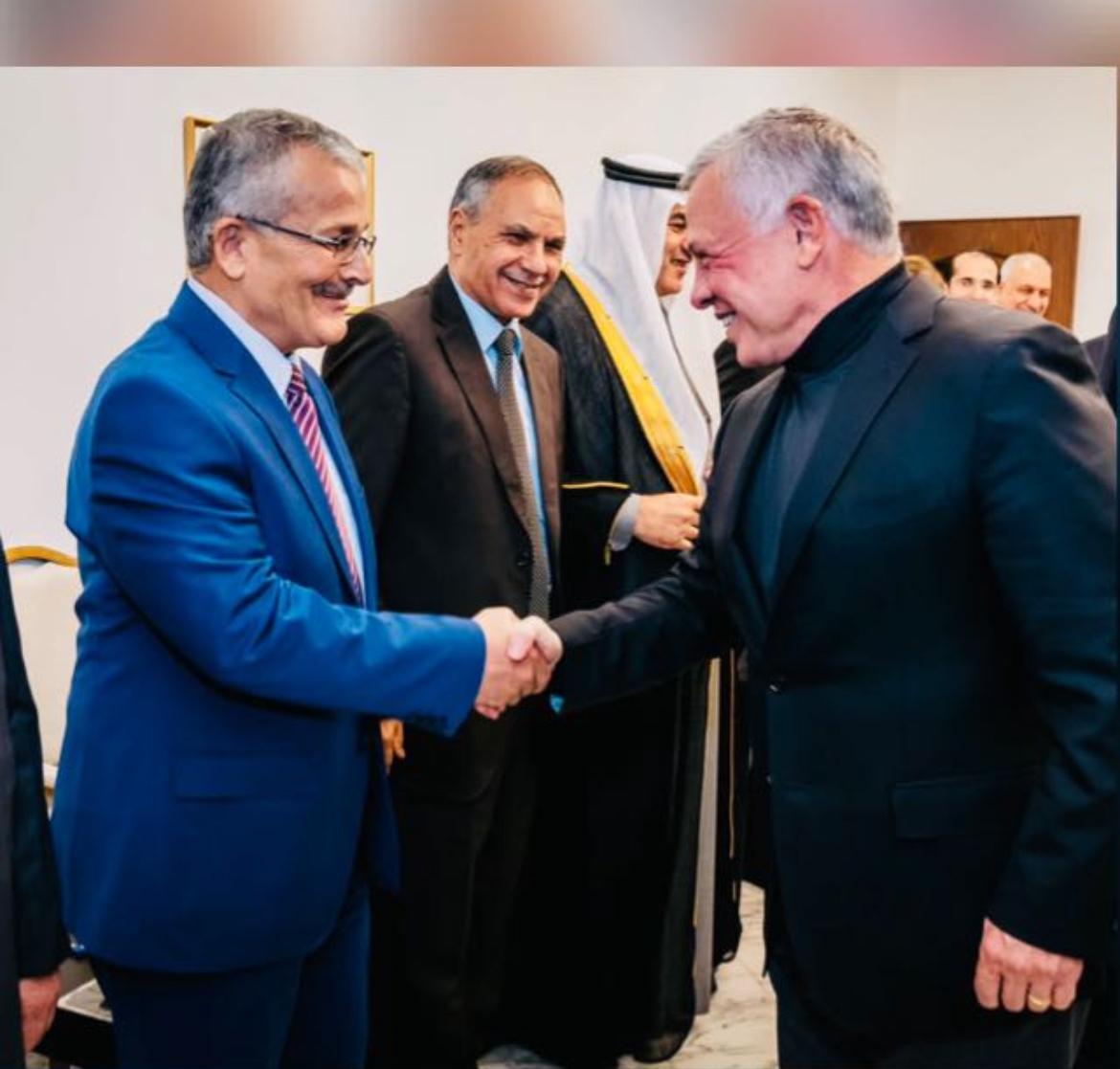 د. تحسين شرادقة وإخوانه يهنئون اللواء الركن المتقاعد محمد جرادات بعيد ميلاده