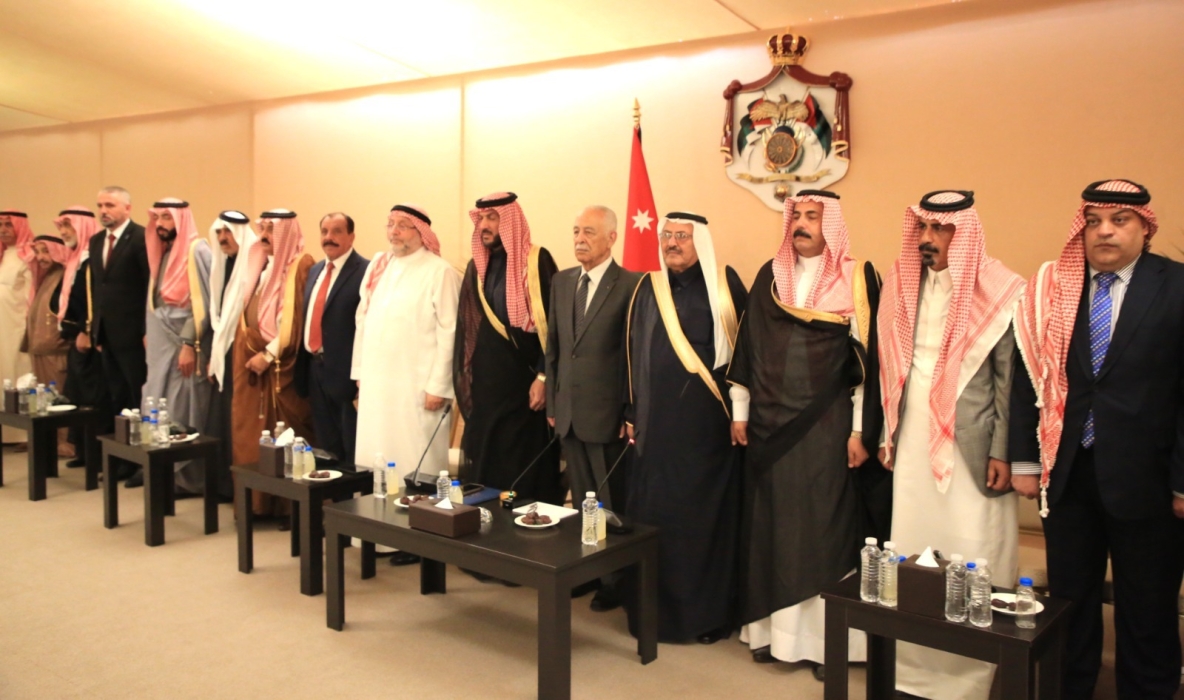 العيسوي خلال لقائه نحو أربعمئة من شيوخ ووجهاء وشباب ونساء من مختلف المحافظات...صور
