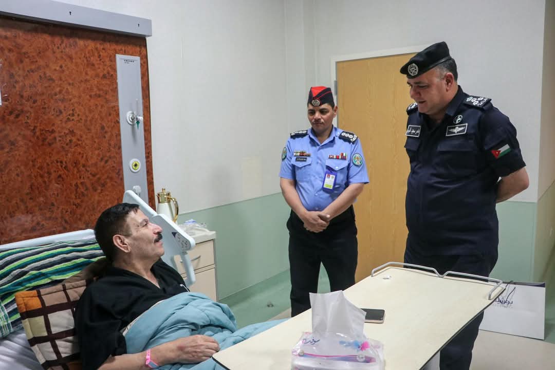 العميد غنيمات يزور  العميد المتقاعد عمر الطراونة الذي يرقد على سرير الشفاء