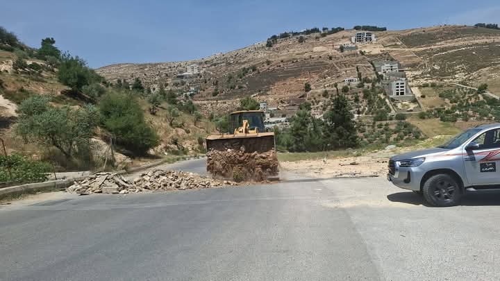 بلدية الفحيص تُغلق شارع نزول مركز صحي الحُمر بسبب هبوط خطير في الطريق  صور