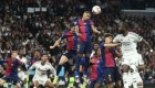 قبل الكلاسيكو.. ماذا يحتاج برشلونة وريال مدريد للفوز بالليغا؟