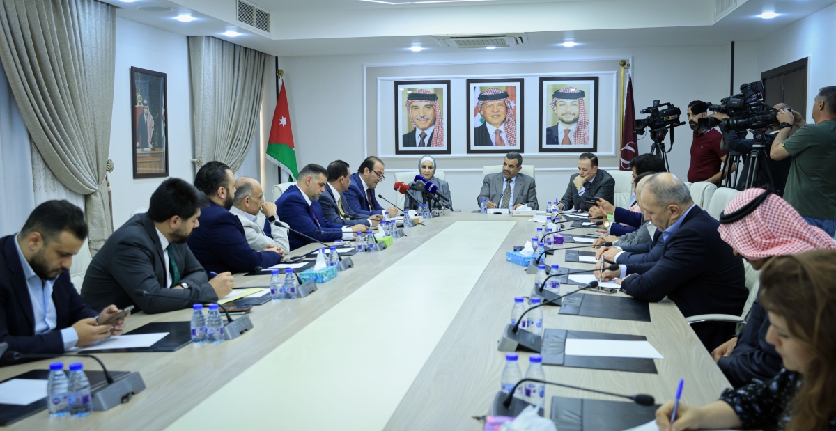 القانونية النيابية تلتقي نقيب المقاولين وعددًا من أعضاء النقابة