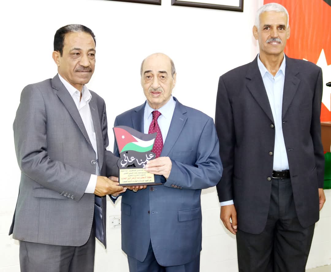 مجحم الخريشا يكرم مدير تربية الموقر