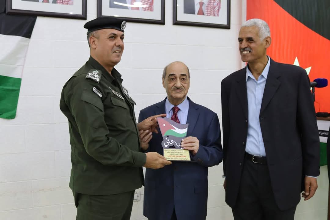 الخريشا يكرم  عدداً من الداعمين لجمعية المتقاعدين العسكريين في الموقر ...صور