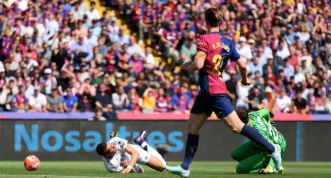 برشلونة يفوز على ريال مدريد 43 ويقترب من التتويج بالدوري الإسباني