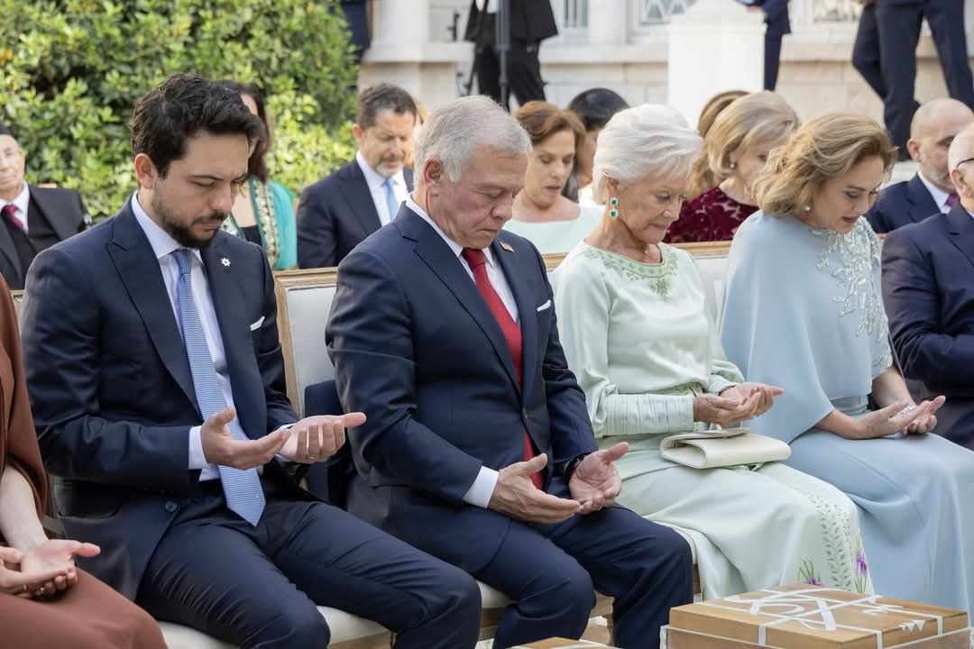 الملك وولي العهد يحضران عقد قران الأميرة عائشة بنت فيصل ..صور