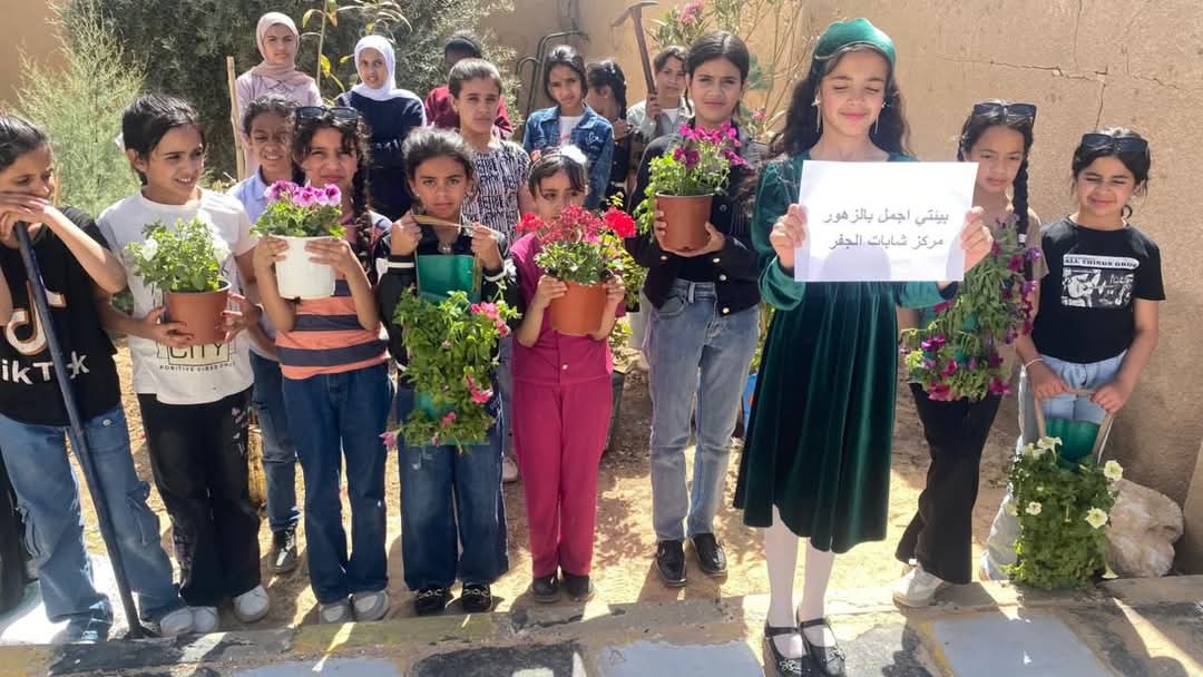 شابات الجفر يزينّ بيئتهن بالزهور في مبادرة بيئية توعوية