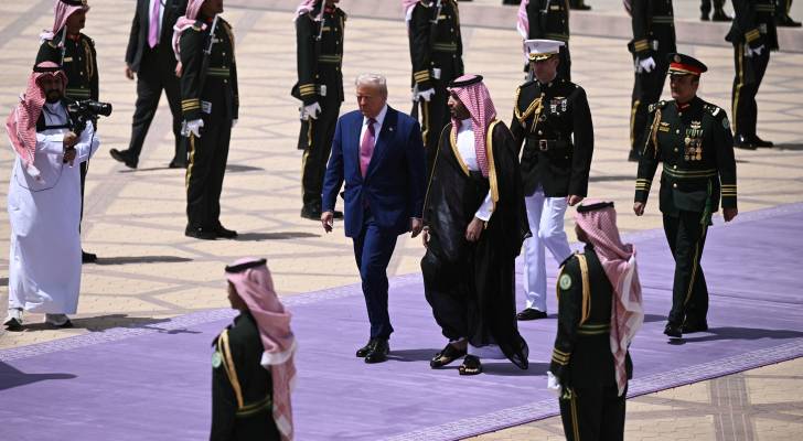 البنفسجي يحل محل الأحمر.. سر السجاد المفروش لاستقبال ترمب في الرياض