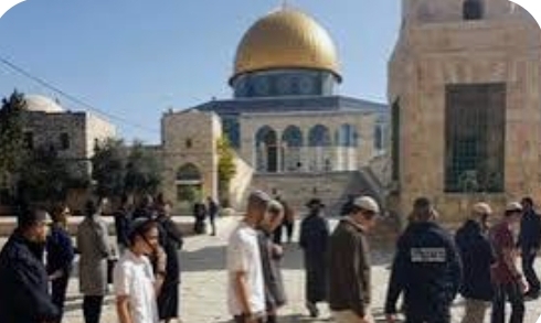عشرات المستوطنين المتطرفين يقتحمون باحات الأقصى
