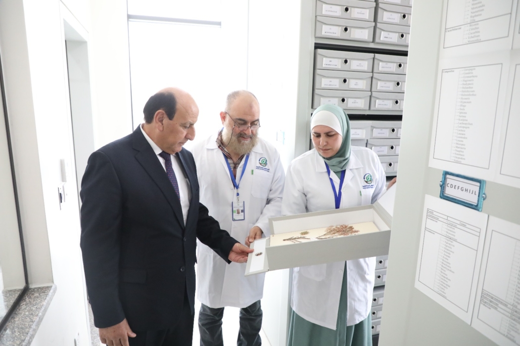 الرواشدة يتفقد بنك البذور ويوجه بتعزيز البحوث الزراعية حول صون الموروث النباتي
