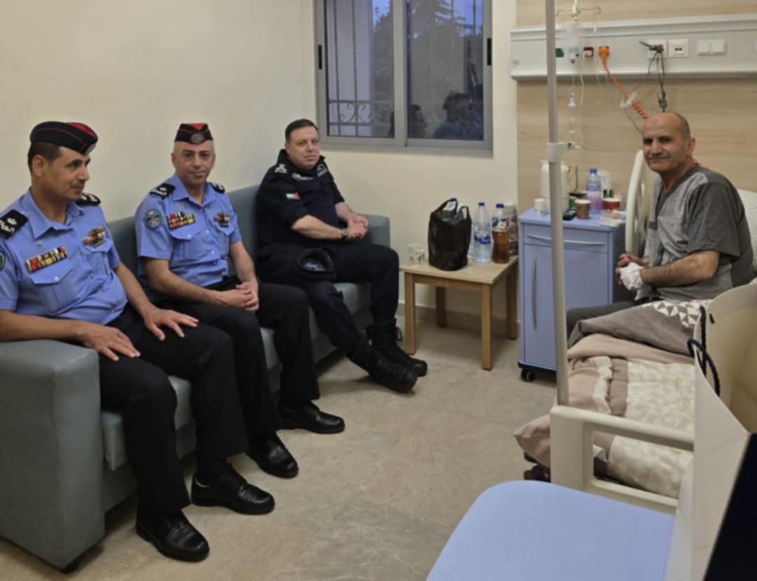 مدير شرطة شمال عمّان يزور اللواء المتقاعد طاهر الصمادي للاطمئنان على صحته